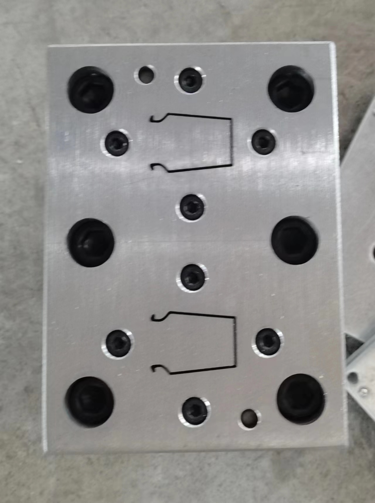 Two exit mould for PVC trunking profiles